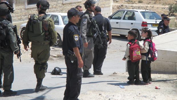 palesztin gyerekek izraeli katona 620x350